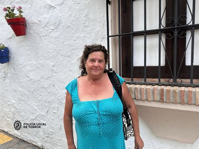 La Policía Local de Torrox ha publicaco la imagen de María José, la vecina de la localidad que les entregó una bolsa con casi 3.000 euros, y de quien destacan que "su actitud, su honrada y ejemplar actuación, es digna de mención y de reconocimiento".