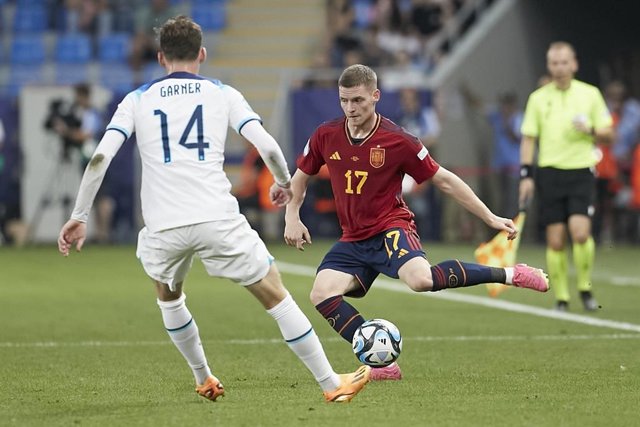 Sergio Gómez, durante un partido con la selección española sub-21.