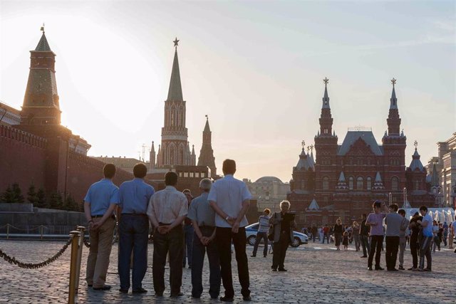 Archivo - Plaza Roja de Moscú con una vista del Kremlin