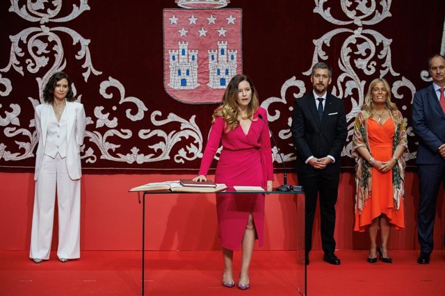 La consejera de Familia, Juventud y Asuntos Sociales, Ana Dávila, toma posesión de su cargo, durante la toma de posesión del Consejo de Gobierno de la Comunidad de Madrid en la XIII legislatura, en la Real Casa de Correos, a 26 de junio de 2023, en Madrid