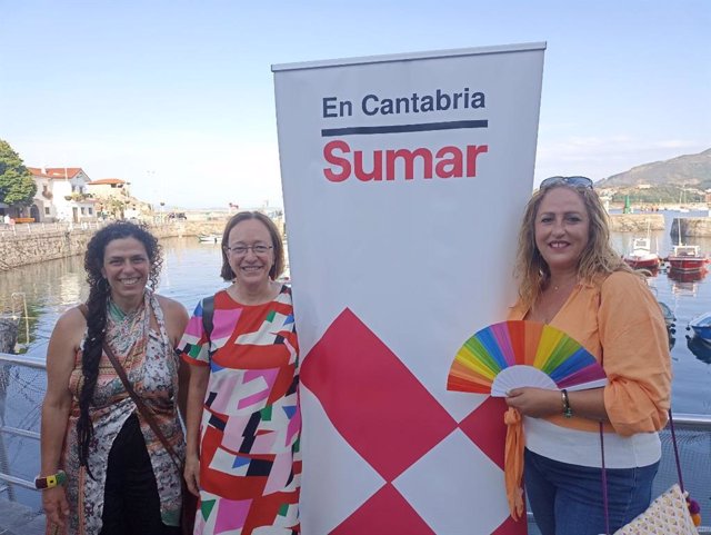 Las candidatas cántabras de Sumar al Congreso de los Diputados, Carmen Martín y Mónica Rodero (primera y tercera por la izquierda), y al Senado, Mercedes Boix