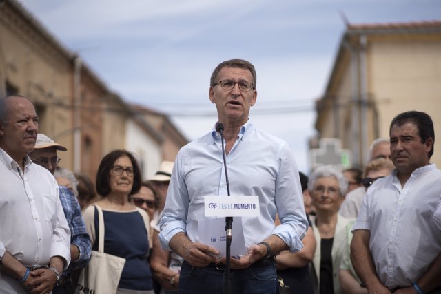 El presidente del Partido Popular y candidato a la Presidencia del Gobierno, Alberto Núñez Feijóo, interviene durante un acto central de campaña electoral, en la Plaza de Toros Pontevedra, a 9 de julio de 2023, en Pontevedra, Galicia (España).
