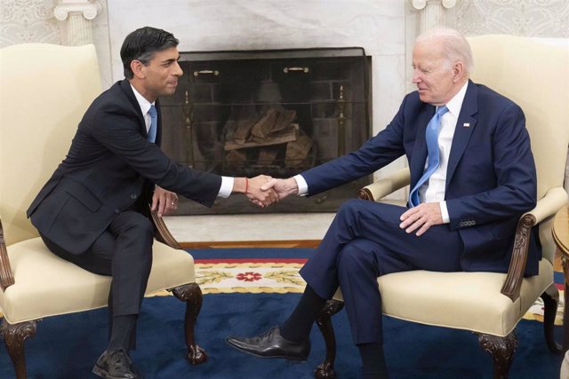 Archivo - El primer ministro de Reino Unido, Rishi Sunak (izquierda), junto al presidente de Estados Unidos, Joe Biden (derecha)