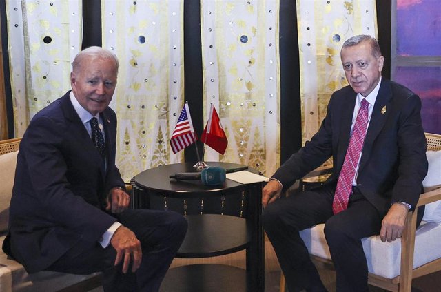 Archivo - El presidente de Estados Unidos, Joe Biden (izquierda), junto a su homólogo turco, Recep Tayyip Erdogan (derecha)