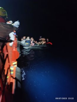 Momento del rescate de los doce migrantes localizados a doce millas al sur sureste de Cabo de Gata, en Almería.