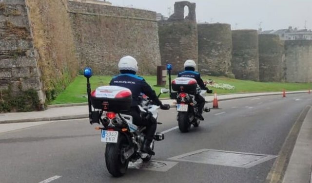 Agentes de la Policía Local de Lugo patrullando por la ciudad.