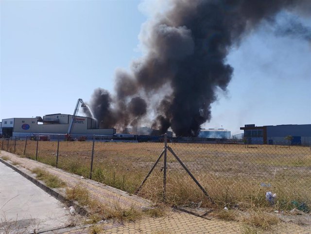 Incendio en una nave del polígono La Red en Alcalá de Guadaíra