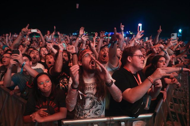 Ambiente durante la actuación de la banda The Black Keys en la segunda jornada del festival Mad Cool 2023.
