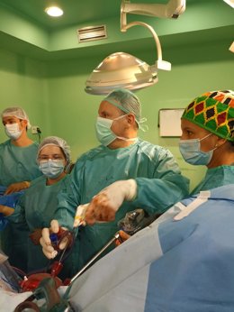 Cirugía con la técnica endoscópica transluminal .