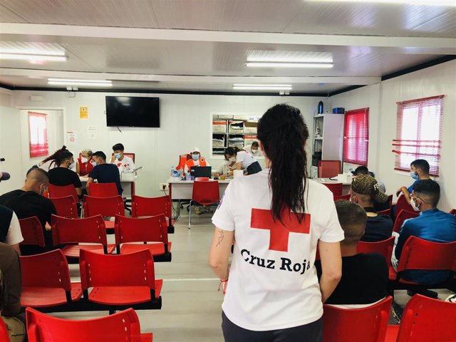 Archivo - Efectivos de Cruz Roja atienden a personas rescatadas de una patera en Almería.