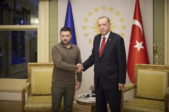 El presidente de Ucrania, Volodimir Zelenski, junto a su par turco, Recep Tayyip Erdogan
