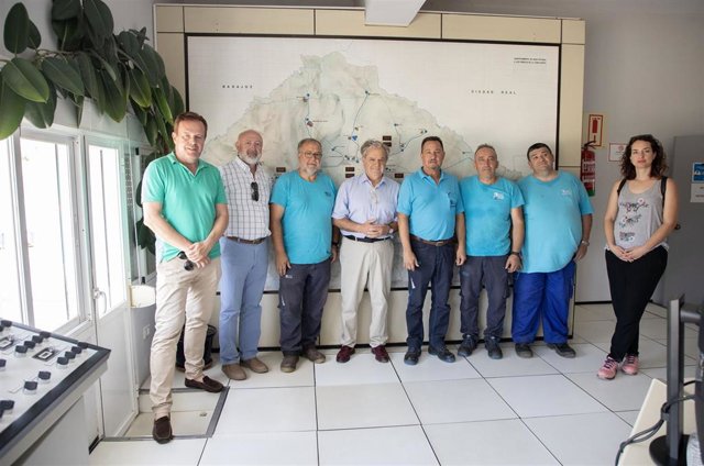 El presidente de la Diputación de Córdoba, Salvador Fuentes (centro), en su visita a la ETAP de Sierra Boyera.