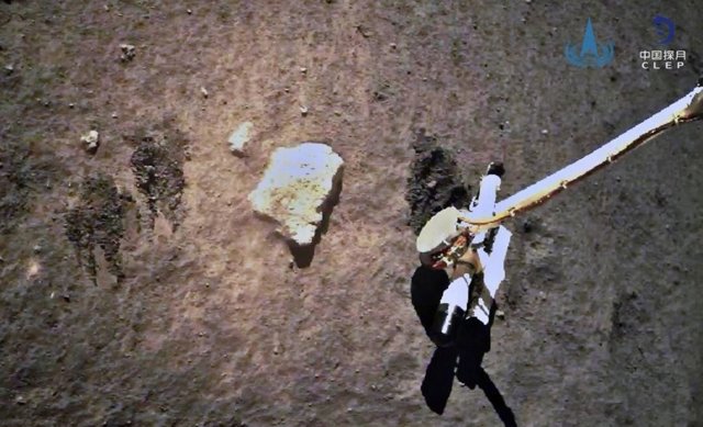 Chang'e 5 toma muestras del suelo lunar