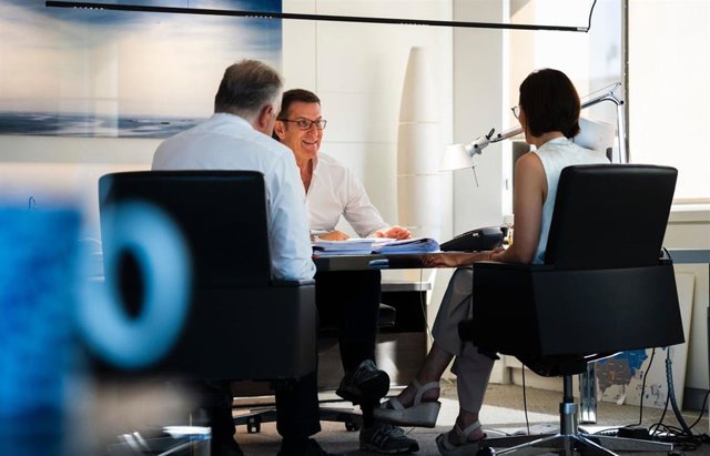 El líder del PP, Alberto Núñez Feijóo, prepara en su despacho de la sede del PP el debate que mantendrá esta noche con el jefe del Ejecutivo, Pedro Sánchez. Le acompañan su jefa de gabinete, Marta Varela, y el vicesecretario Esteban González Pons.