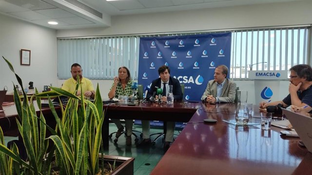 El presidente de Emacsa, Jesús Coca (centro), y la presidenta de Sadeco, Isabel Albás, en rueda de prensa.