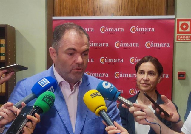 Carlos Paniceres y Dolores Carcedo tras un encuentro entre la Cámara de Comercio de Oviedo y el Grupo Parlamentario Socialista en la Junta General