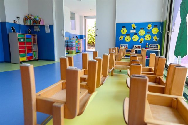 Archivo - Mesas y sillas recogidas en un centro de Educación Infantil, foto de recurso