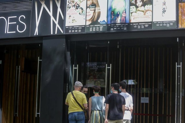 Archivo - Personas hacen cola en la puerta de los Cines Embajadores el día en el que abren sus puertas tras el parón por el coronavirus, en Madrid (España), a 10 de julio de 2020. Durante su reapertura se proyecta la película 'Cinema Paradiso'.