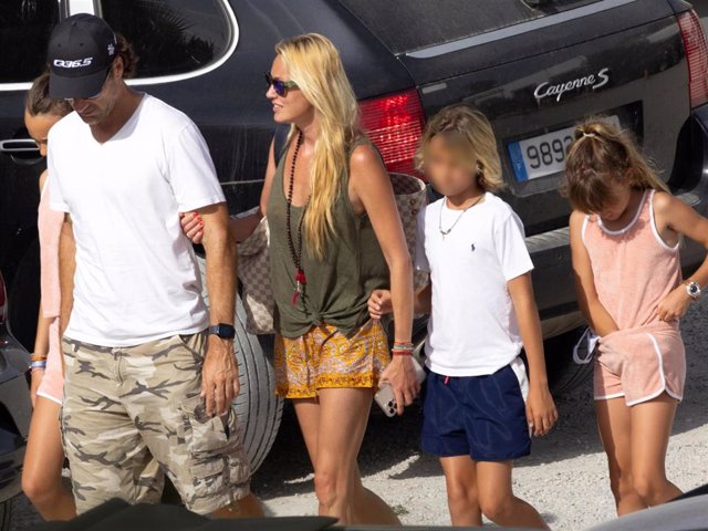 Carolina Cerezuela y Carlos Moyá acompañados por sus hijos, Carla, Carlos y Daniela, disfrutan de sus vacaciones en Ibiza