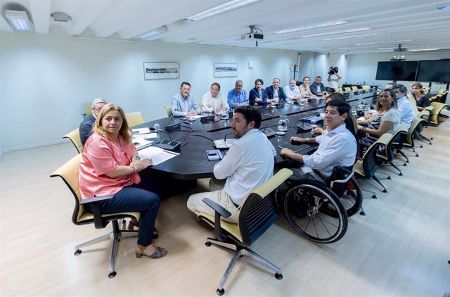 La vicealcaldesa, delegada de Seguridad y Emergencias y portavoz del Ayuntamiento de Madrid, Inmaculada Sanz (c), durante una reunión con los concejales presidentes de los 21 distritos de la ciudad de Madrid 