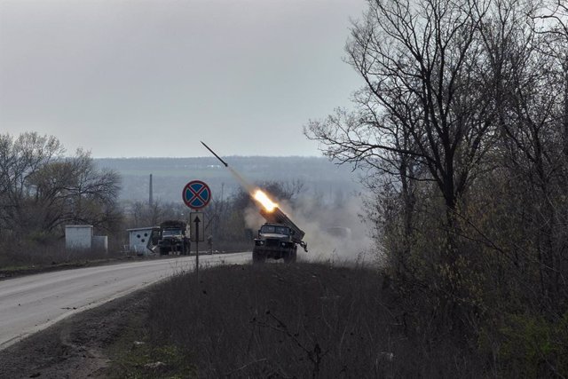 Archivo - Les forces armades d'Ucraïna disparen contra la ciutat de Bakhmut.