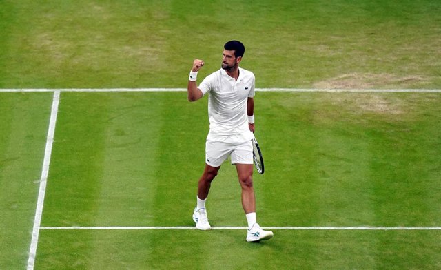 El tenista serbio Novak Djokovic celebra su triunfo contra el polaco Hubert Hurkacz en los octavos de final del torneo de Wimbledon de 2023.¡