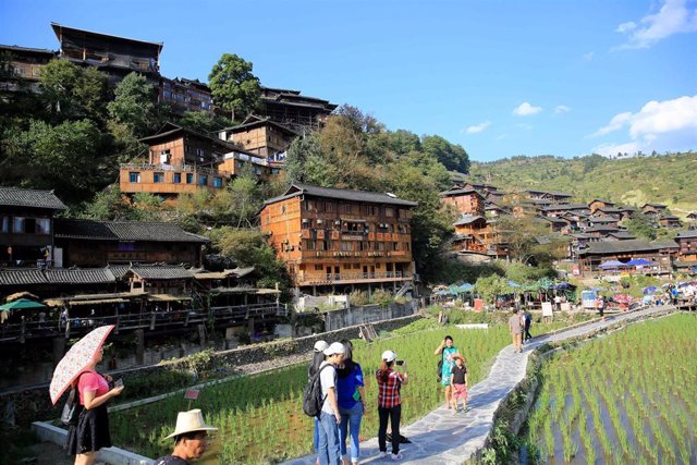 Archivo - Hostales tradicionales en Qianhu Miao, China