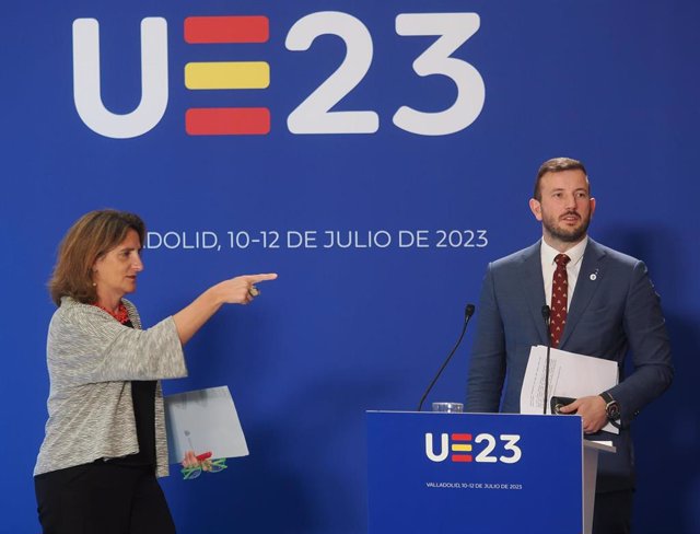 Teresa Ribera y Virginijus Sinkevicius, durante su comparecencia ante los medios en la primera jornada de la cumbre europea de ministros de Medio Ambiente en Valladolid.