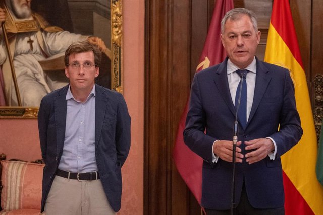 El alcalde de Sevilla, José Luis Sanz, atiende a los medios de comunicación, junto al regidor madrileño, José Luis Martínez Almeida, en el Ayuntamiento hispalense.