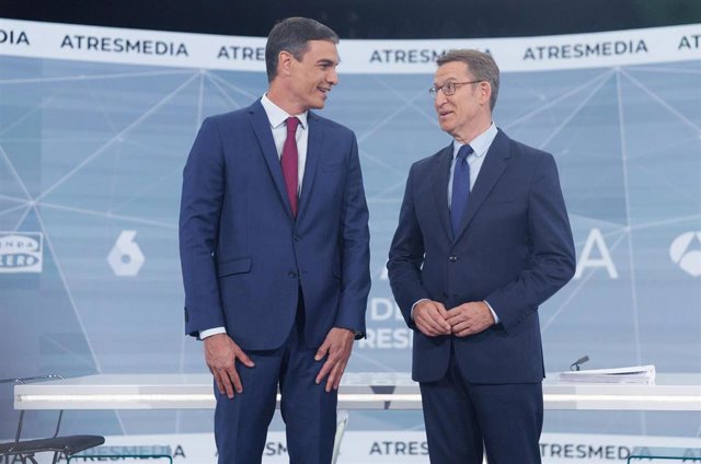 El presidente del Gobierno y candidato  del PSOE a la reelección, Pedro Sánchez, y el candidato del PP a la presidencia, Alberto Núñez Feijóo, se saludan antes del programa 'Cara a Cara. El Debate', en Atresmedia, a 10 de julio de 2023, en Madrid (España)
