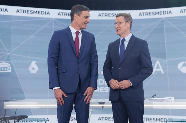 El president del Govern i candidat  del PSOE a la reelecció, Pedro Sánchez, i el candidat del PP a la presidència, Alberto Núñez Feijóo, se saludin abans del programa 'Cara a Cara. El Debat', en Atresmedia, a 10 de juliol de 2023, a Madrid (Espanya)
