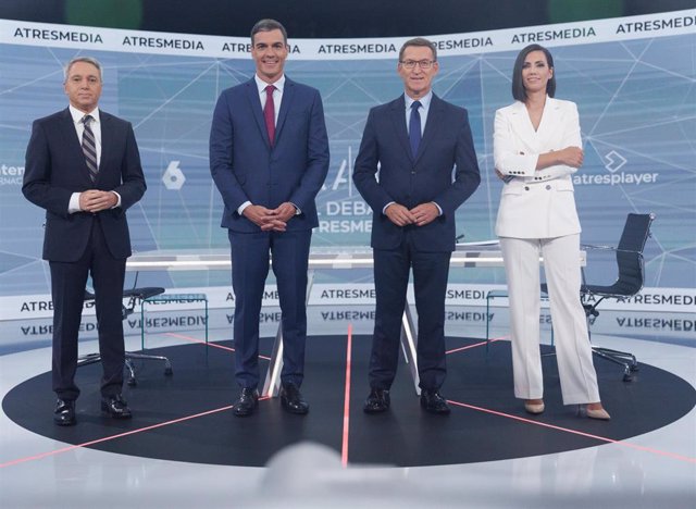 El presidente del Gobierno y candidato  del PSOE a la reelección, Pedro Sánchez (2i), y el candidato del PP a la presidencia, Alberto Núñez Feijóo (2d), y los presentadores Ana Pastor (d) y Vicente Vallés (i) antes del programa 'Cara a Cara. El Debate.