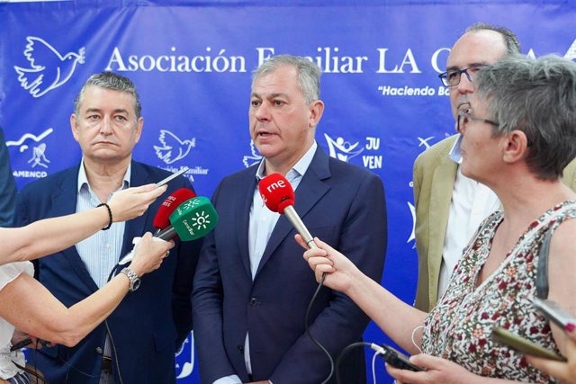 El alcalde de Sevilla, José Luis Sanz, en una atención a medios en una visita a la Asociación de Familiares La Oliva, en el Polígono Sur.