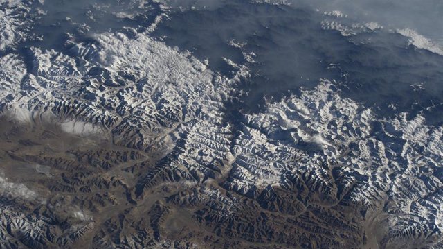 Archivo - Vista aérea del Everest