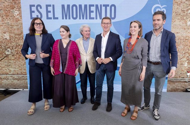 La secretaria general del PP, Cuca Gamarra (2d), y el líder del PP, Alberto Núñez Feijoo (c), y el portavoz de campaña, Borja Sémper (1d), durante la presentación del programa cultural del PP, a 30 de junio de 2023, en Madrid (España).