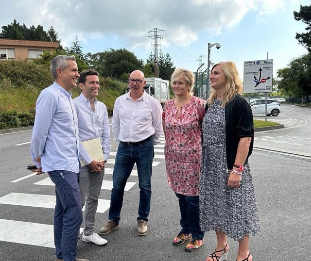 Zuloaga y Casares y miembros del PSC-PSOE junto a Equipos Nucleares ENSA.
