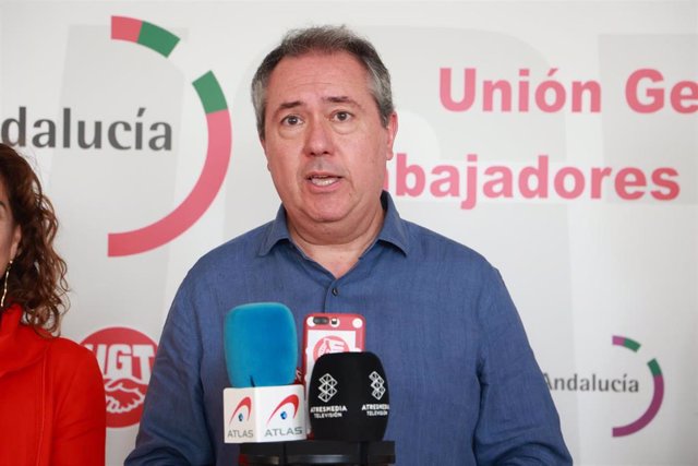 El secretario general del PSOE Andalucía, Juan Espadas atiende a los medios antes de mantener una reunión con el Consejo de UGT-A. A 10 de julio de 2023 en Sevilla, (Andalucía, España). (Foto de archivo).