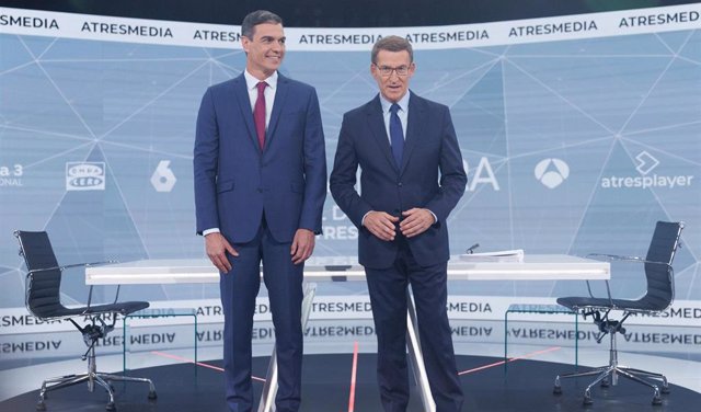 El presidente del Gobierno y candidato del PSOE a la reelección, Pedro Sánchez (i), y el candidato del PP a la presidencia, Alberto Núñez Feijóo (d), antes del programa 'Cara a Cara. El Debate', en Atresmedia, a 10 de julio de 2023, en Madrid (España).