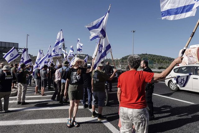 Participantes en una manifestación en Israel contra el proyecto de reforma del aparato judicial presentado por el Gobierno de Benjamin Netanyahu