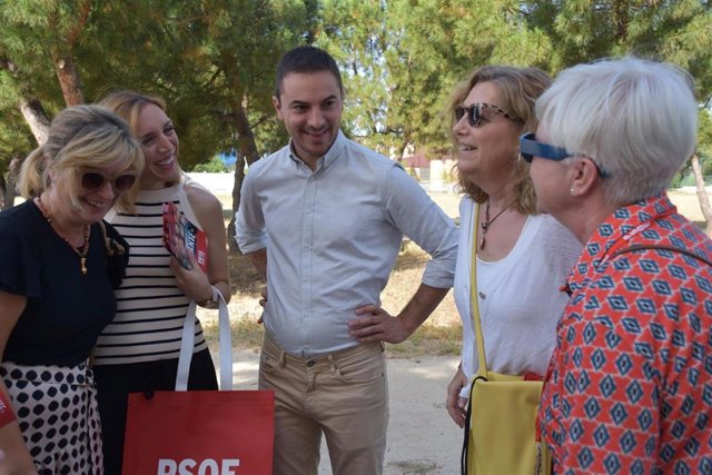 El secretario general del PSOE-M, Juan Lobato, mantiene un encuentro con vecinos de Alcorcón.