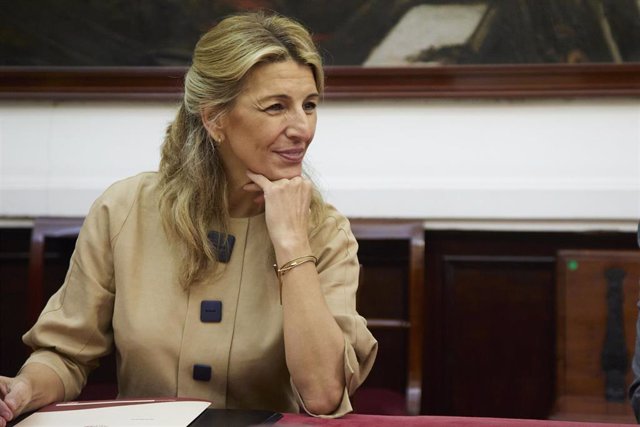 Archivo - La vicepresidenta segunda del Gobierno de España y Ministra de Trabajo y Economía Social, Yolanda Díaz, sentanda en la mesa de reunión para conocer el estado del empleo en Cádiz (Foto de archivo).