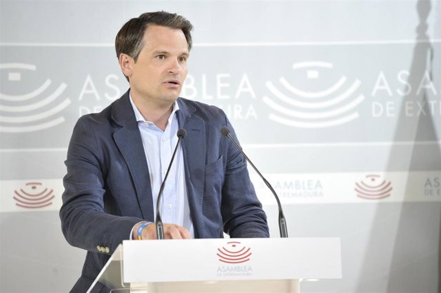 El portavoz del PP en la Asamblea de Extremadura, Abel Bautista, en rueda de prensa