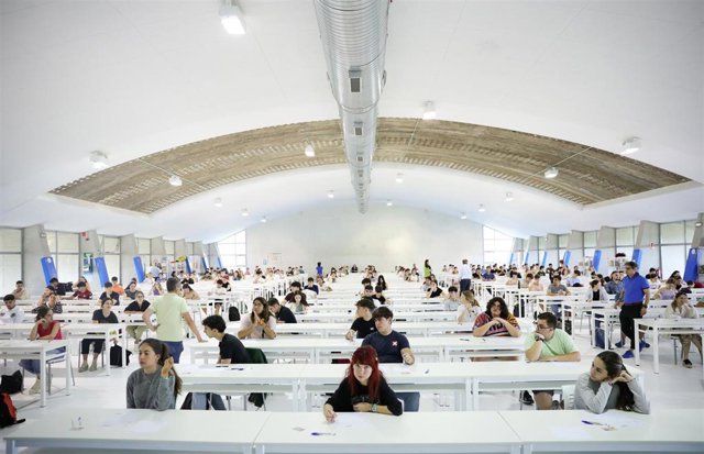 Imagen de archivo de este 2023 de alumnos examinándose en la primera jornada de las Pruebas de Acceso a la Universidad (PEBAU)  en Andalucía.