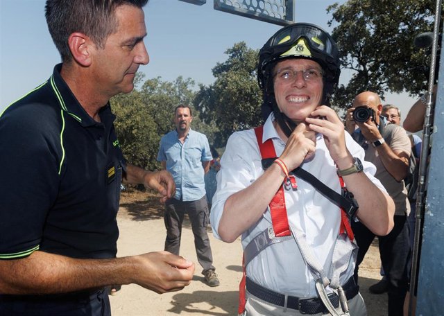 El alcalde de Madrid, José Luis Martínez-Almeida, visita la torre contra incendios ubicada en el Cerro de Garabitas de la Casa de Campo, a 11 de julio de 2023, en Madrid (España). Durante su visita a la torre ha supervisado las labores del servicio munici
