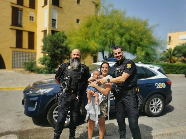 La madre ha querido fotografiarse con los agentes como agradecimiento