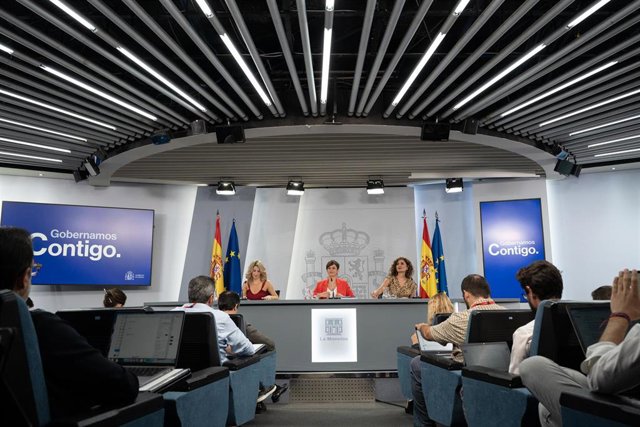 (I-D) La vicepresidenta segunda y ministra de Trabajo y Economía Social, Yolanda Díaz; la ministra de Política Territorial y portavoz del Gobierno, Isabel Rodríguez y la ministra de Hacienda y Función Pública, María Jesús Montero, durante una rueda de pre