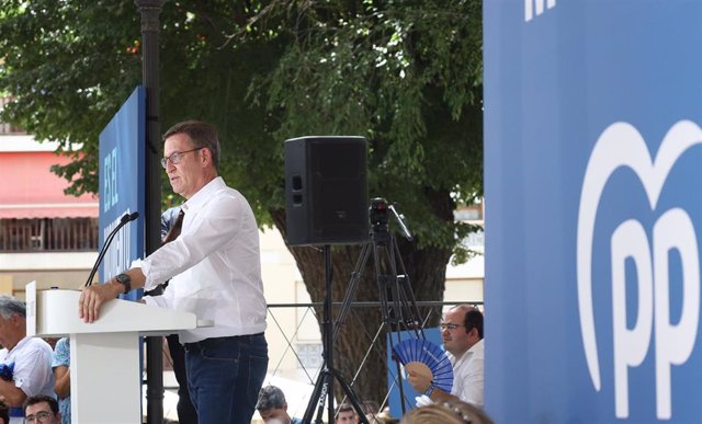 El líder del Partido Popular, Alberto Núñez Feijóo, interviene durante un acto de campaña electoral del Partido Popular, en los Jardines del Prado, a 11 de julio de 2023, en Ciudad Real, Castilla-La Mancha (España). 