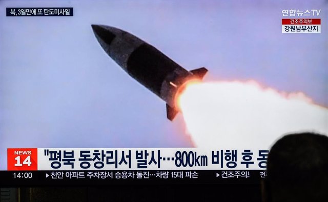 Archivo - Imagen de archivo de un misil balístico norcoreano en una televisión de Corea del Sur