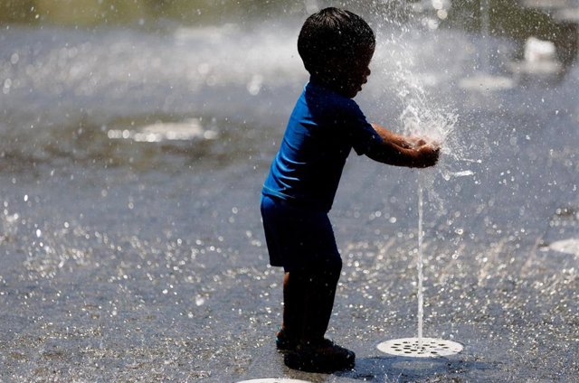 Un niño juega en una fuente en Madrid Río, a 11 de julio de 2023, en Madrid (España). 