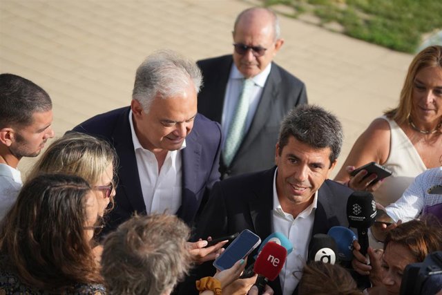 El líder del PPCV y futuro 'president' de la Generalitat, Carlos Mazón, atiende a los medios